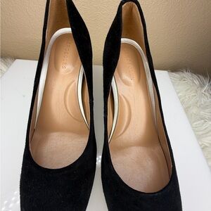 AEROSOLES Black Suede Round-Toe Heels